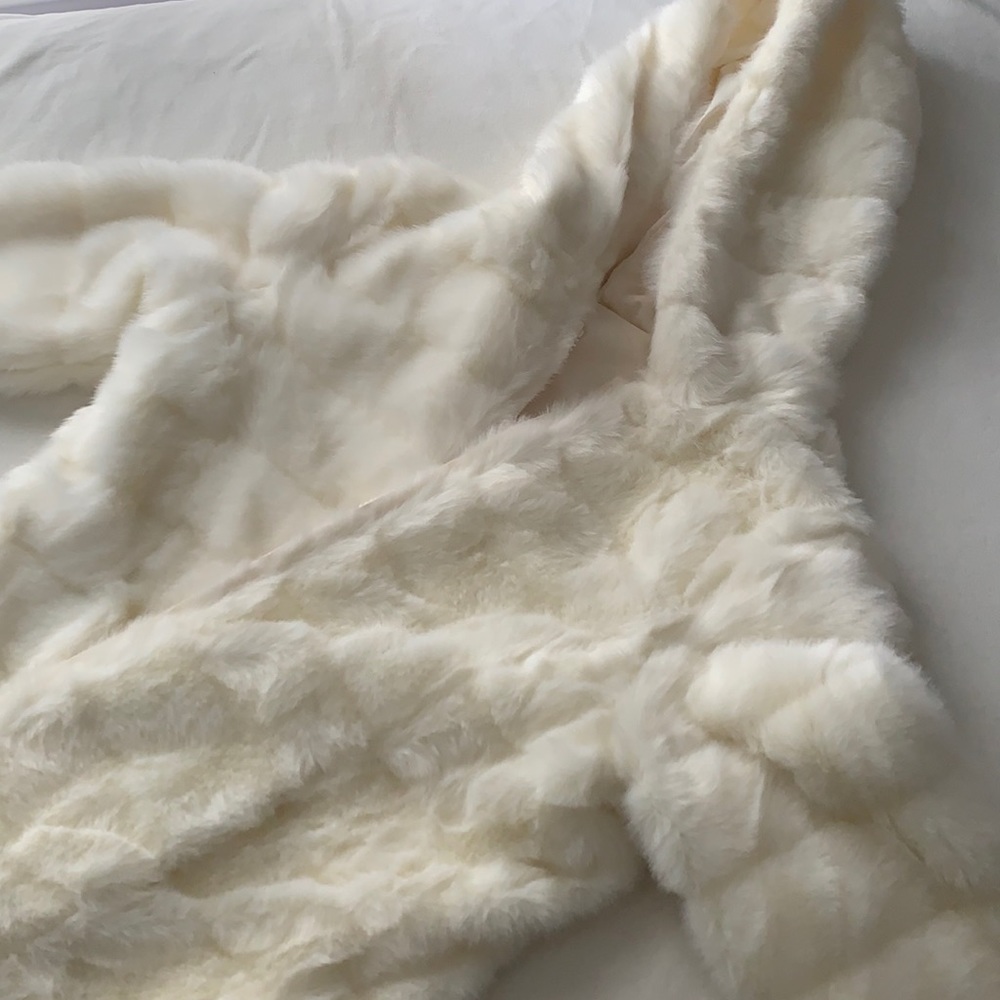 White fur puffer small